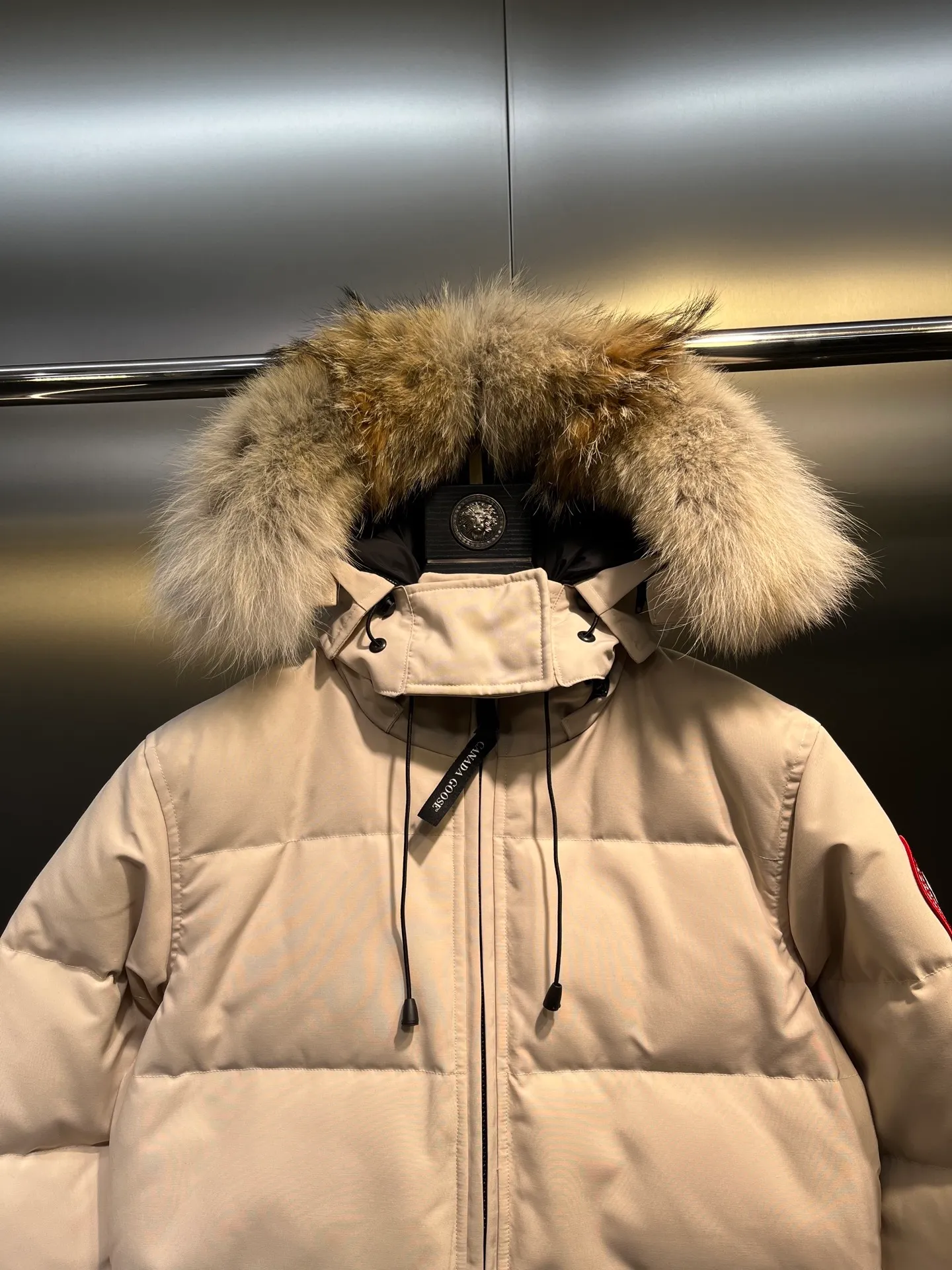 P860 Canada Goose Canada # Expedition04 Parker, a treasure of Canadian origin! Limited supply worldwide! Canada Goose Model 04 is a top-notch couple model, polar cold-proof outdoor series fur collar detachable hooded parka down jacket, the first Goose in 2024. I hope my partners like the top quality, and I hope everyone can evaluate it together! The most popular cool items of the Big Goose family in 2024 are online. The same popular product of Yi Yang Qianxi is said to be a joint limited edition Big Goose that cannot be bought in autumn and winter. If you dislike the sameness of the Big Goose in the past, then this model will definitely give you a different experience! This year's most powerful couple's collection for autumn and winter is online, a top-notch luxurious ready-to-wear style, paired with an outdoor warm down jacket with great style and charm! The most standard and classic items of the Daye family in the past two years are equipped with unique reflective stripes for embellishment, which further shows the high-end fashion performance effect. With the embellishment of hardware buckles, it has excellent performance effect. The upper body is clean, simple and elegant, even for urban leisure. It is suitable for various occasions. Designed with large pockets, this model has a large capacity and is equipped with reflective stripes, making it safer at night. It is suitable for various adventure activities. It is made of windproof and waterproof technical materials. The interior is filled with full white duck down, which is absolutely cold-proof and warm. It also has a stand-up collar design and fine fluff at the collar, with meticulous attention to detail! The charm of this model is also more spiritual, and the upper body has more temperament and specifications. It perfectly shows the ultra-high standard of fashionable performance of this model, integrating outdoor and life, and you can even create high-street wear! The most pinnacle limited-edition goose that we have presented so far, both in terms of design and detailed materials, it is completely outstanding. The grand and evergreen version design is matched with cool reflective elements. The overall appearance can be said to be quite high, and it has that kind of powerful outdoor performance! It combines high-end casual attributes with high-street style. It is high-grade, domineering, warm, and beautiful. The visibility of the upper body is quite strong, and the configuration of the owl element is highly brand-recognizable. It fully complements the overall brand performance and visual effects, and also has the high-end sense of fashion and fashionable performance. It is a must-buy product because it is the most awesome down brand on the planet and one of Canada's three national treasure brands. It is also a sentimental down luxury brand. In the field of polar cold-proof clothing, Goose has made an irreplaceable contribution... Size: xs s m l xl
